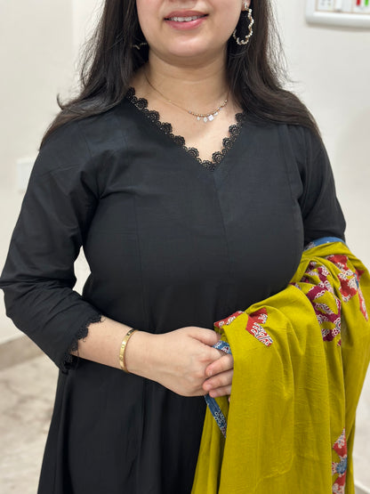 Applique dupatta Black Kurta set with pant & dupatta