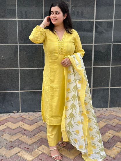 Gulmohar Mulmul Cotton kurta Set with Doria dupatta