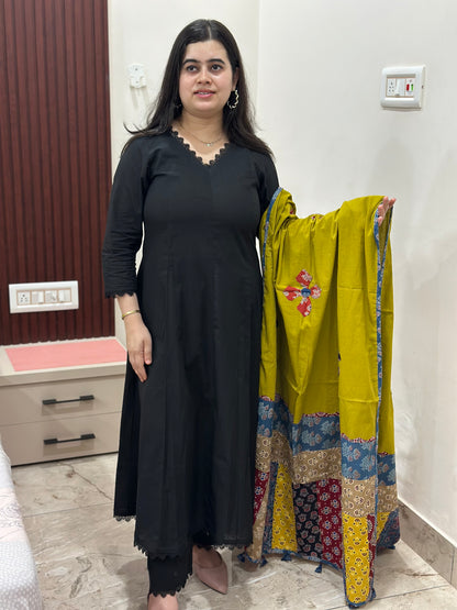 Applique dupatta Black Kurta set with pant & dupatta