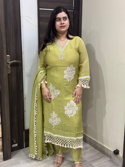 Anami festive Mul chanderi kurta set with silk dupatta