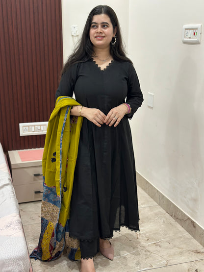 Applique dupatta Black Kurta set with pant & dupatta